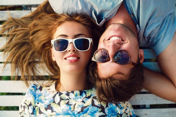 Retrato de jovem casal perfeito leigos — Fotografia de Stock