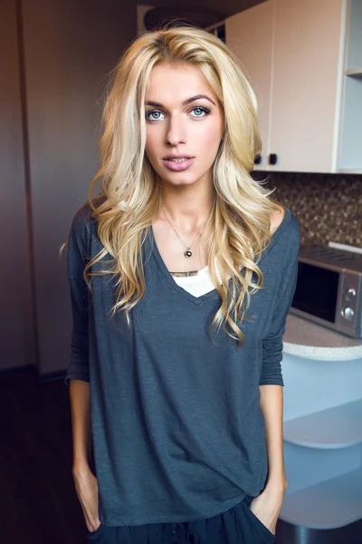 Girl wearing cozy posing in the room — Stock Photo, Image