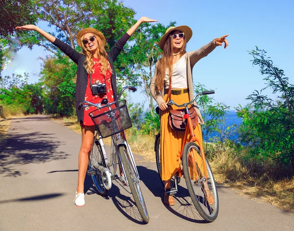 Hipster girls have perfect free day — Stockfoto