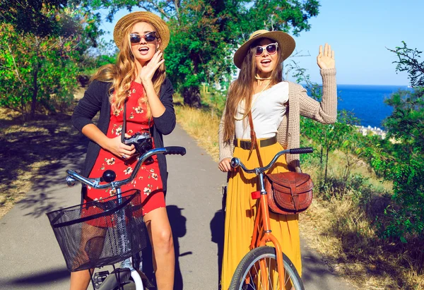 Hipster girls have perfect free day — Stock Photo, Image
