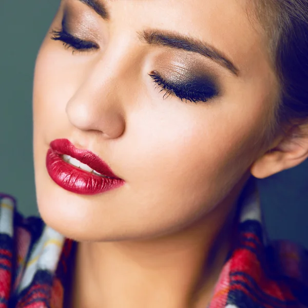 Mujer con maquillaje ahumado —  Fotos de Stock