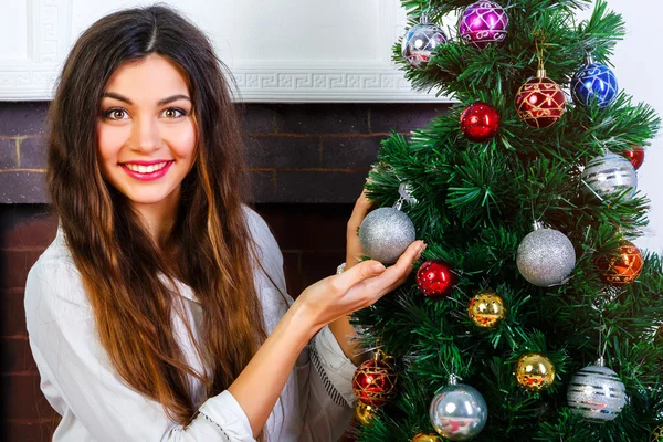 Fille souriante près de l'arbre de Noël — Photo