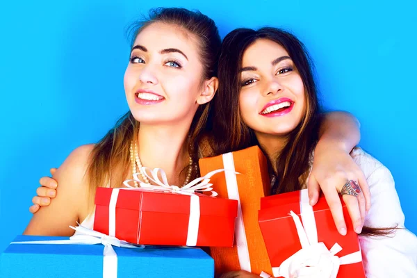 Young girls holding holiday presents — Stok fotoğraf