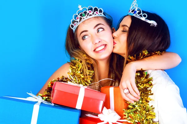 Funny girls at holiday night party — Stockfoto