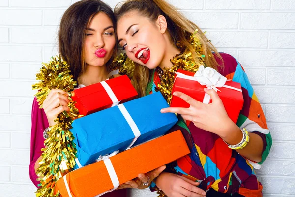 Hermanas sosteniendo regalos de fiesta y regalos — Foto de Stock