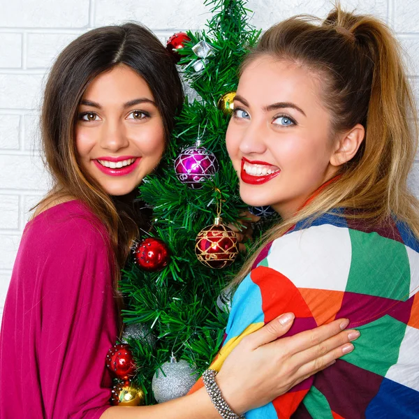 Women posing near Christmas tree — 图库照片