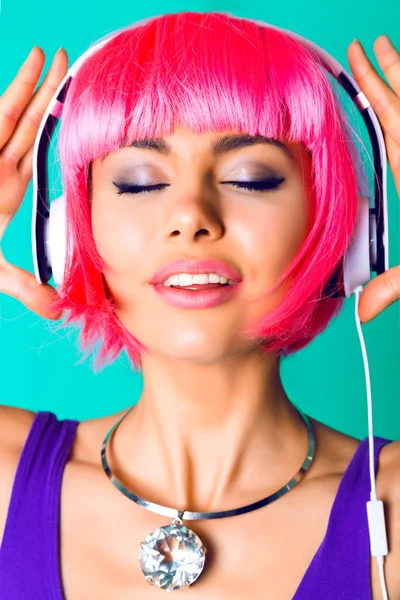 Mujer escuchando sus canciones favoritas —  Fotos de Stock