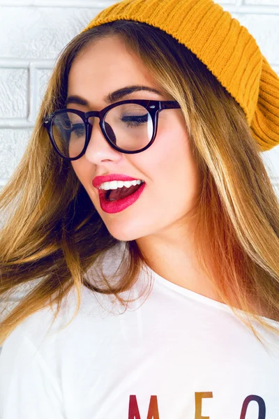 Hipster woman with bright sexy make up — Stockfoto
