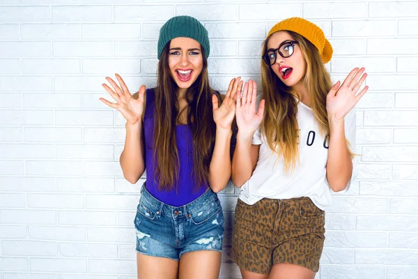 Meninas hipster posando no fundo da parede — Fotografia de Stock