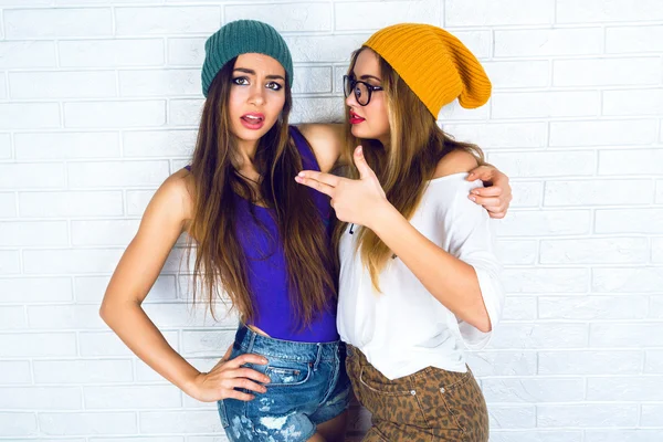 Meninas hipster posando no fundo da parede — Fotografia de Stock