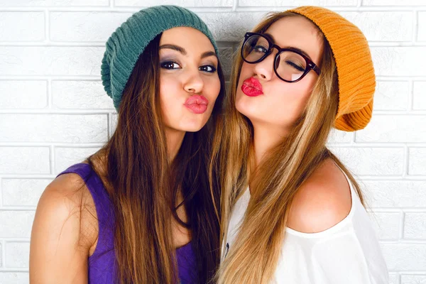 Portrait de deux jeunes filles hipster — Photo