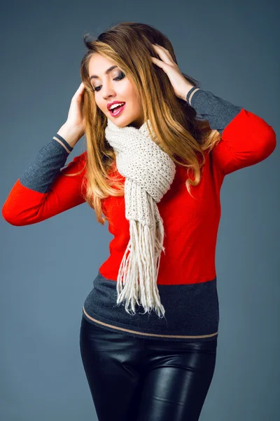 Жінка в шарфі з димчастим макіяжем — стокове фото
