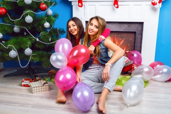 Hermanas posando cerca del árbol de Navidad — Foto de Stock