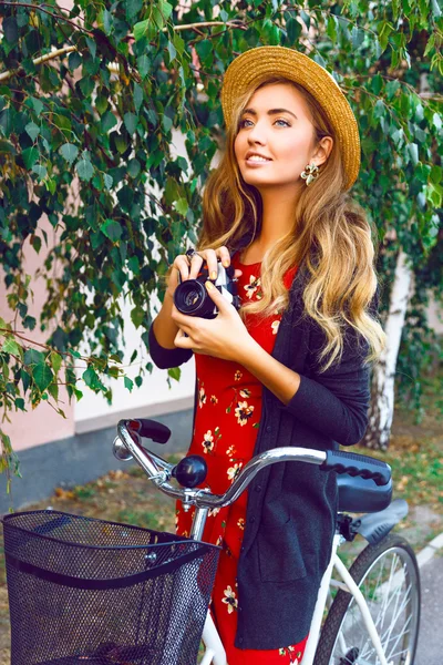 Menina fotógrafa com bicicleta — Fotografia de Stock