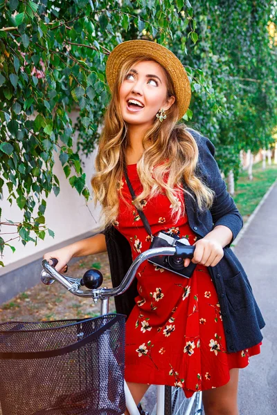 Mulher com bicicleta retro — Fotografia de Stock