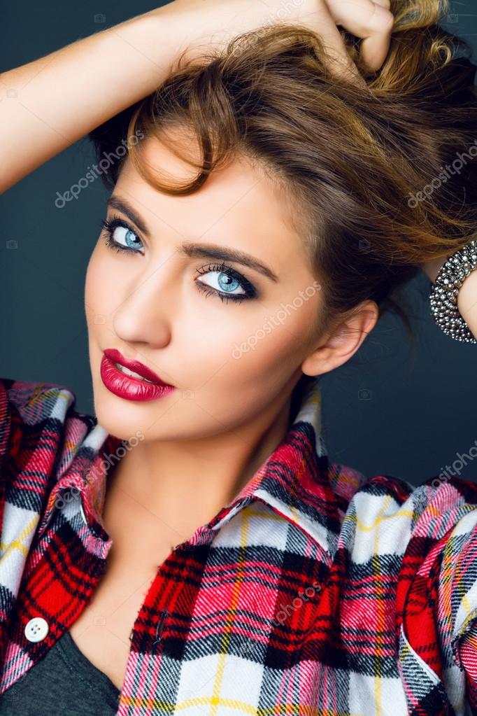 スモーキーなメイクと女性 ストック写真 C Annharitonenko スモーキーなメイクと女性 ストック写真 C Annharitonenko