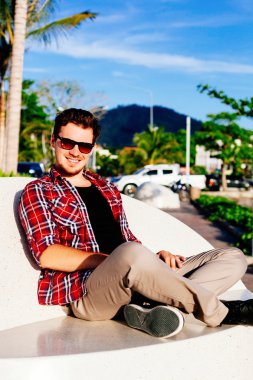 parkta oturan hipster şık adam