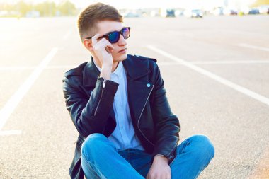 Şehir Park yerinde poz adam