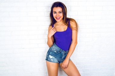 Sportif kız beyaz duvara yakın poz