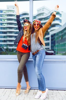 İki kız ellerini havaya koymak.