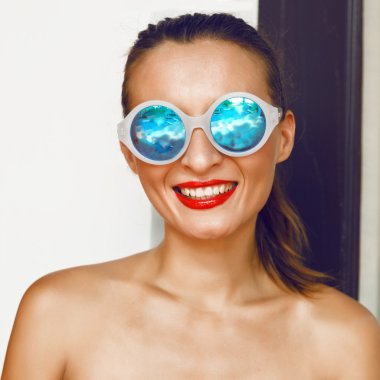 woman wearing in mirrored sunglasses