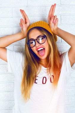 güzel hipster sarışın kadın