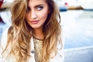 Uzun saçlı şehvetli sarışın kadın