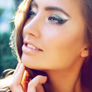 model güneşli bir günde açık poz