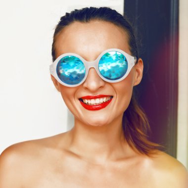 woman wearing in mirrored sunglasses