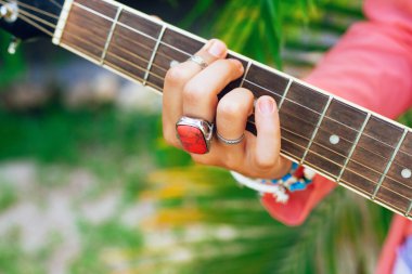 akustik gitar çalmaya kadın