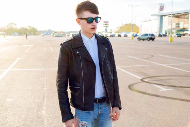 kırsal park yerinde poz tylish adam