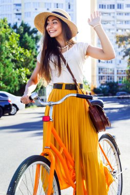 esmer kız retro Onun Bisiklet sürme