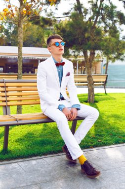 bankta oturan hipster adam