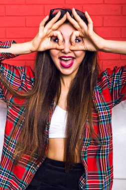 hippi kız gözlük taklit ediyor.