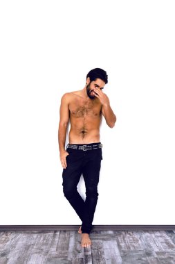 Sakallı yakışıklı acımasız adam
