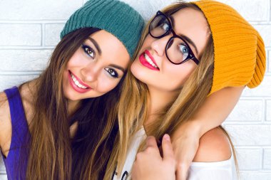 iki genç hippi kız portresi