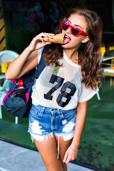 Жінка в сонцезахисних окулярах їсть морозиво — стокове фото