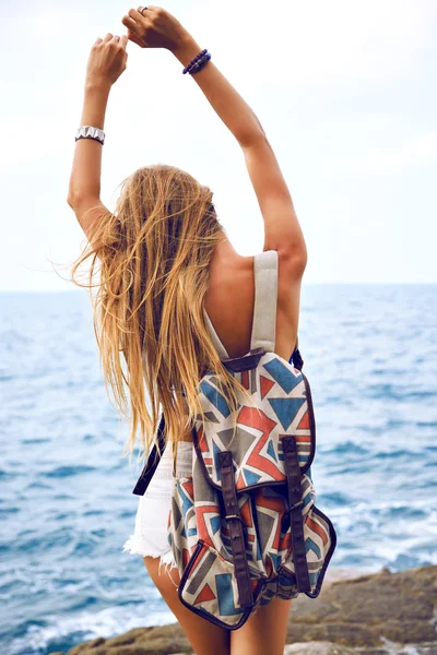 Hipster woman posing near sea — Stock Photo, Image