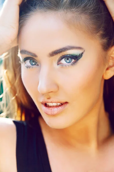 Sexy model met helder groen make-up — Stockfoto