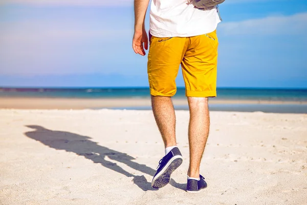 一人でビーチを歩く旅行者男 — ストック写真
