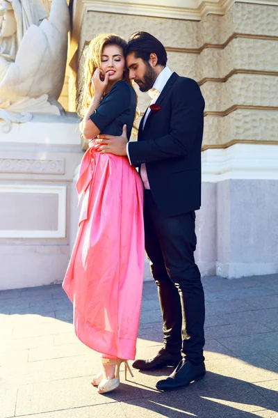 Outdoor portrait of elegant sexy couple — Zdjęcie stockowe