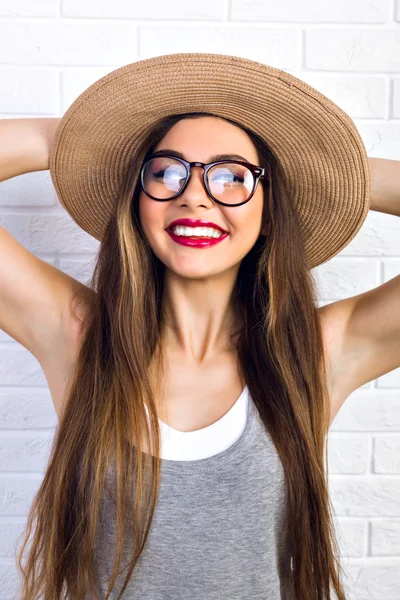 Giovane donna con cappello di paglia — Foto Stock