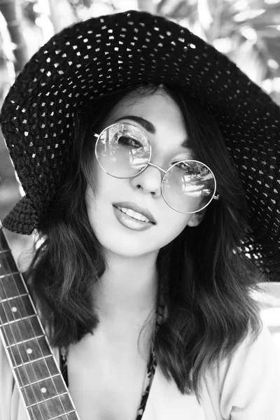 Frau mit runder Sonnenbrille und großem Hut — Stockfoto