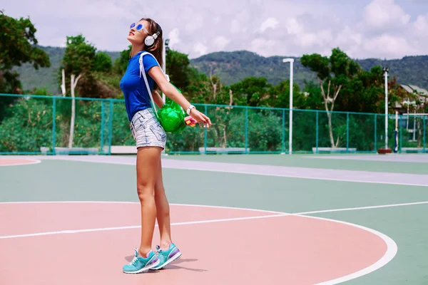 Mujer posando en campo de deportes — Foto de Stock