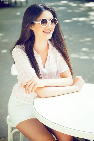 Bonita morena sentada en restaurante al aire libre — Foto de Stock