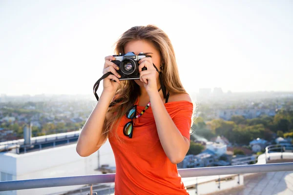 Girl figyelembe fotó a retro fényképezőgép — Stock Fotó