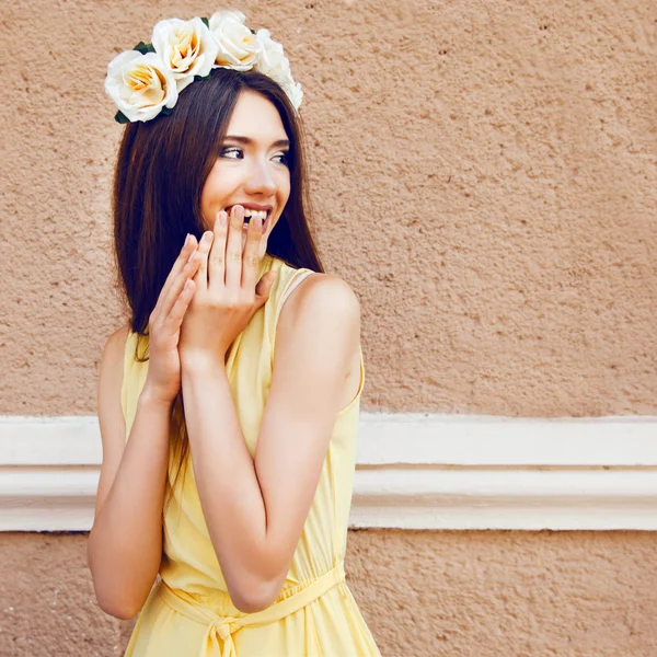 Girl in yellow dress and roses wreath — Stock Photo, Image