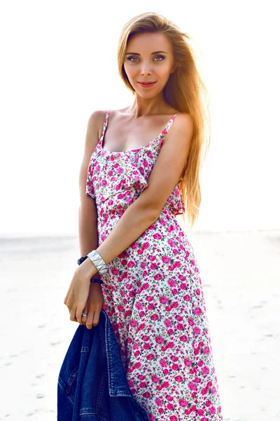 Summer fashion image of stylish woman — Stockfoto