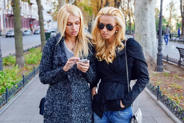 Portrait style de vie de deux filles blondes — Photo