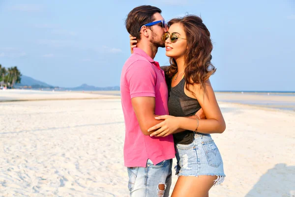 热恋中的情侣拥抱和亲吻在沙滩上 — 图库照片